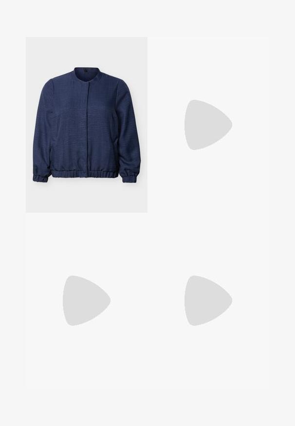 Marineblå langærmet jakke med rund halsudskæring, elastiske manchetter og kant, skjult lukning foran og tekstureret stof.; Hvid kortærmet V-hals t-shirt med en subtil skimmereffekt, der har en afslappet pasform og ingen synlige mønstre eller accenter.; Navyblå viddebukser med forreste læg og et stofbælte bundet i taljen på en ensfarvet lys baggrund.; Hvid spids tå slingback højhælet sko med blonder og meshoverdel samt slank hæl på enkel lys grå baggrund.