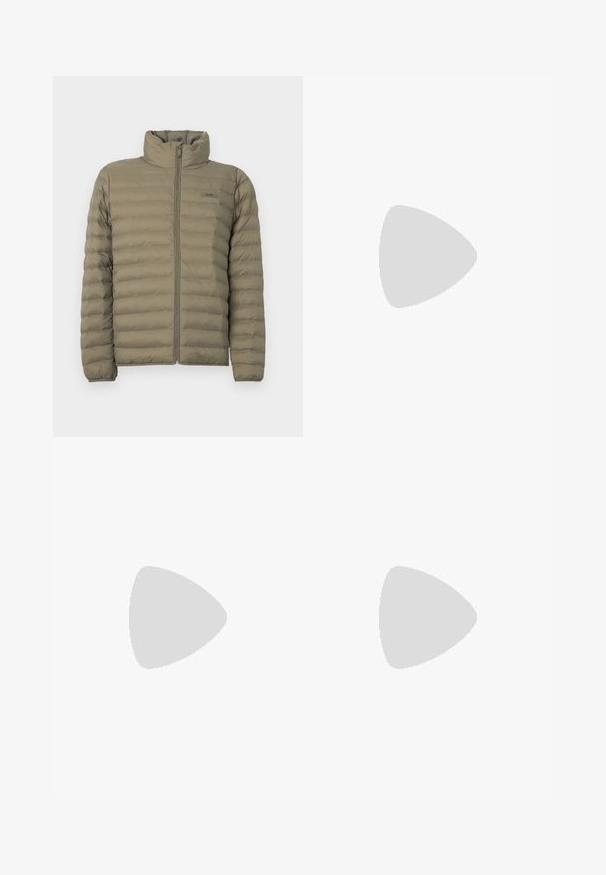 Veste rembourrée en vert olive, avec un col haut, fermeture éclair devant et texture matelassée horizontale. Étiquette de marque visible sur la poitrine.; T-shirt Calvin Klein vert olive à manches courtes, col rond, avec petit logo sur le côté gauche de la poitrine.; Jean droit en denim bleu clair avec taille haute, cinq poches, fermeture à boutons et léger délavage sur les cuisses et les genoux.; Baskets en daim blanc à finition lisse, embout rond, design lacé plat, avec des accents texturés contrastants. Comprend un détail de logo subtil.