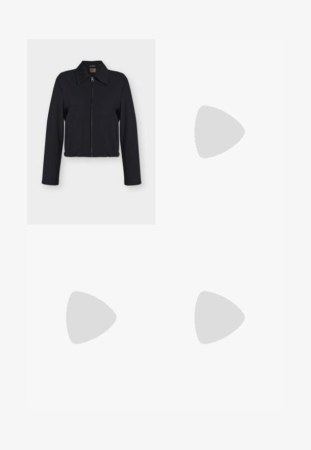 Veste noire à manches longues avec fermeture éclair devant, col, poches latérales et bas élastiqué.; Blouse blanche ample avec encolure ronde, tissu froncé au col et larges manches mi-longues avec des détails de couture horizontaux.; Pantalon en denim noir à jambes larges avec une finition texturée, doté de passants pour ceinture et d'un ourlet net. Design classique, adapté à diverses occasions.; Mocassins en cuir noir avec un bout arrondi, des détails cousus et un petit talon. Texture lisse et semelle en caoutchouc flexible.