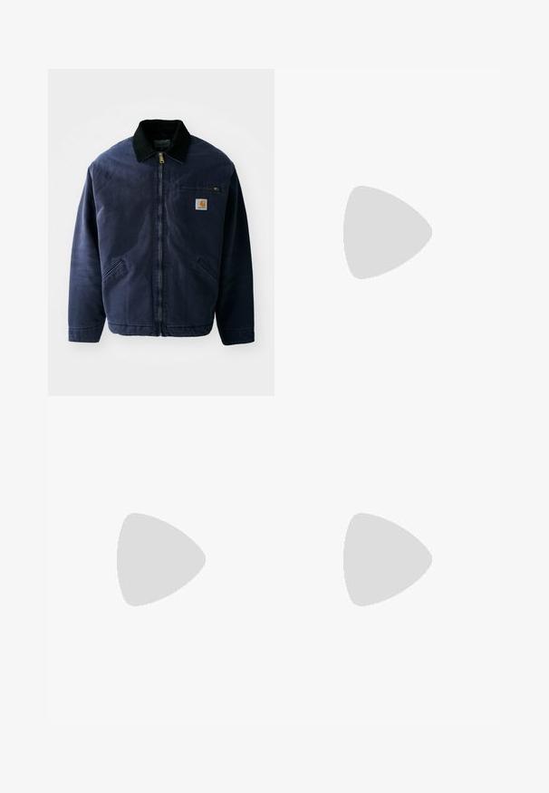 Chaqueta de trabajo azul marino con un collar de pana negro, cierre frontal, bolsillo en el pecho y dos bolsillos laterales. Tejido suave con un corte estructurado.; Camiseta de algodón azul marino con mangas cortas, cuello redondo y bolsillo en el pecho izquierdo que presenta un logo de Carhartt bordado en amarillo y blanco.; Vaqueros de mezclilla rectos de color azul oscuro con botón frontal, cremallera, cinco bolsillos y detalles en remaches de cobre.; Zapatos de cuero burdeos con suelas de goma marrón, puntera redonda, costuras blancas y ojales dorados. El interior cuenta con un forro amarillo.