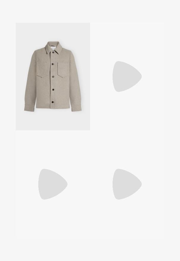 Veste en laine beige clair boutonnée, avec deux poches poitrine, col pointu et manches longues.; T-shirt noir uni à manches courtes et col rond avec une étiquette de la marque Weekday à l’intérieur du col, présenté sur fond blanc.; Jean denim noir à jambes droites avec poches avant et arrière, passants de ceinture et fermeture par bouton à la taille.; Mocassins en cuir noir avec un bout arrondi, présentant un détail de sangle à l'avant et un petit talon solide. Texture lisse et design épuré.