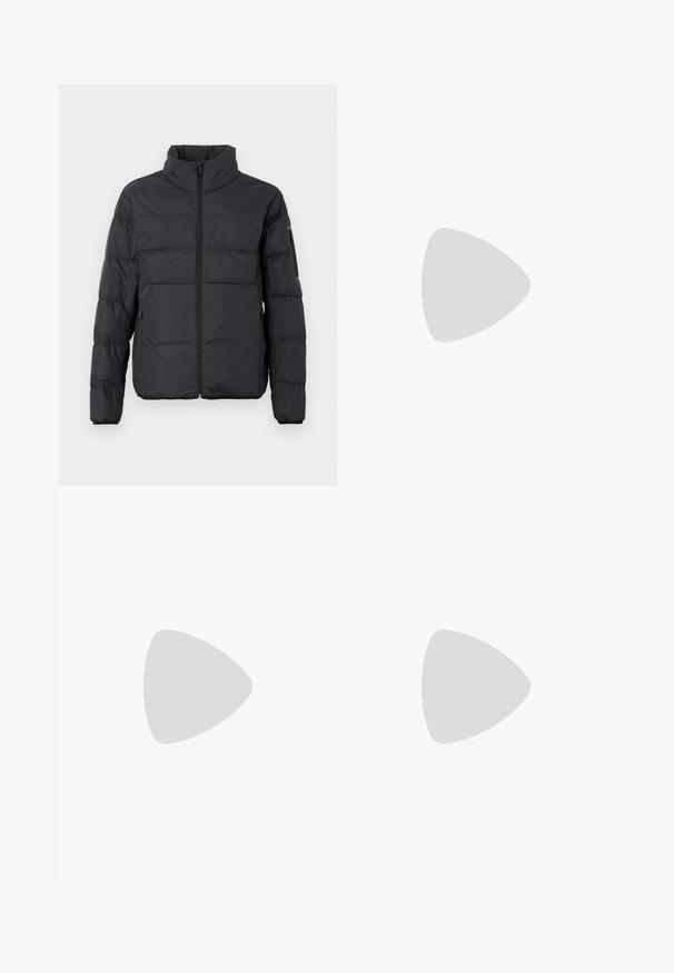 Zwarte pufferjack met een opstaande kraag, ritssluiting aan de voorkant en zijzakken. Beschikt over horizontale stiksels en een zachte, gladde textuur.; Poloshirt met lange mouwen in lichtbeige, gemaakt van zachte stof. Voorzien van een kraag, een knoopsluiting met drie knopen en subtiele logo-borduring op de borst.; Beige katoenen pantalons met rechte pijpen, voorzien van zijzakken, riemlussen en een knoopsluiting aan de voorkant. Glad textuur, minimalistisch design.; Zwarte leren loafer met grijs riemdetailelement, lage hak en gestructureerde zool, aan de zijkant gebrandmerkt met "HUGO" in goud.