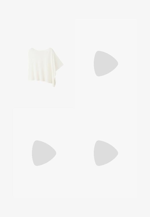 Poncho blanc asymétrique avec un large décolleté et un côté plus long drapé, fait en tissu léger.; Chemise blanche à manches longues boutonnée en tissu léger. Présente un col classique, un ourlet droit et une fermeture à boutons.; Jean noir à jambes larges vu de dos, avec deux poches arrière et un patch de marque en cuir marron à la ceinture.; Bottine courte en daim beige avec semelle plate, bout arrondi, surpiqûres visibles et languette à l'arrière sur fond blanc.