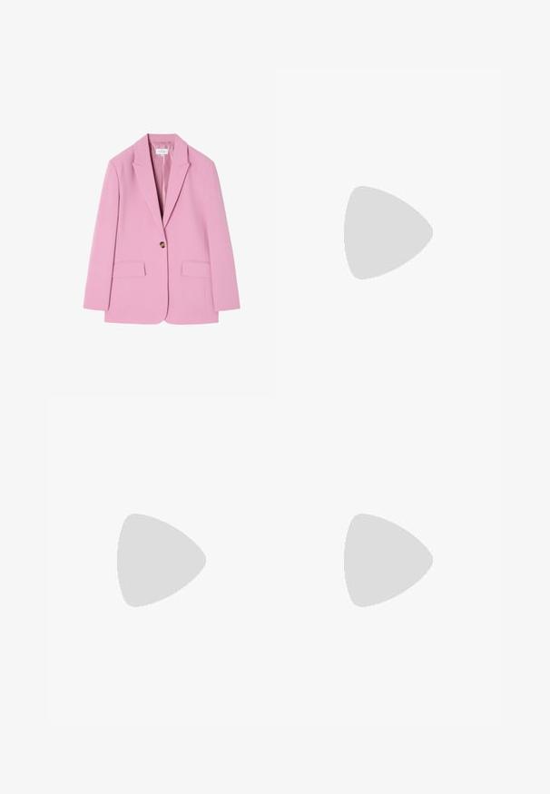 Rosa skræddersyet blazer med spids krave, enkelt knaplukning og to forlommer. Glat stof med minimal tekstur.; Lilla ribbet ærmeløs top med V-udskæring og en tætsiddende pasform. Materialet ser blødt ud med vertikale teksturdetaljer. Brandmærket er synligt.; Plisseret midi-skirt i lyserød, med en bred elastisk talje og en glat tekstur. Plisseringerne strækker sig fra taljen til kanten.; Lyserød spids flad sko med en stor guldbeslået rem og en lav tanfarvet sål.