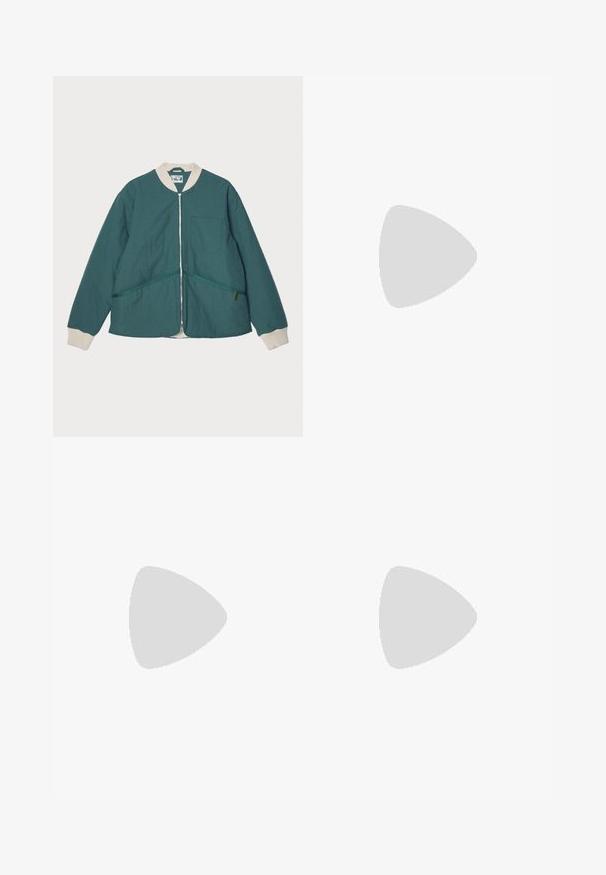 Pompeii PADDED JACKET - Ελαφρύ μπουφάν - emerald; Ριγέ μακρυμάνικο πουκάμισο σε ανοιχτό μωβ και άσπρο, με κολάρο που κουμπώνει, μπροστινή τσέπη και καμπυλωτό στρίφωμα. Κατασκευασμένο από βαμβάκι.; Ευθείες παντελόνες σε ελιά πράσινο χρώμα με θηλιές για ζώνη, εμπρόσθιο κουμπί και πιέτες λεπτομέρειες.; Δερμάτινα παπούτσια με σκούρο πράσινο σώμα και μπορντό πάνω μέρος, στρογγυλή μύτη, ασφαλισμένο καπάκι και υφή στην ελαστική σόλα με ραβδώσεις.