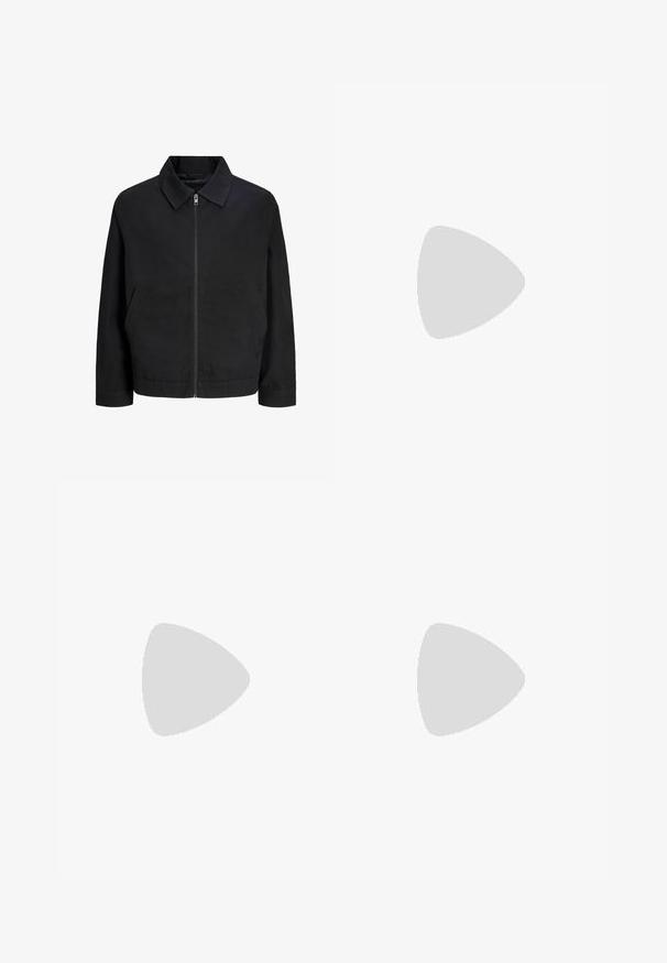 Veste noire zippée avec col, manches longues et poches latérales, présentée sur fond blanc.; T-shirt noir à manches courtes avec col rond, étiquette Pull&Bear à l’intérieur du col, posé à plat sur un fond blanc.; Shorts noirs à hauteur du genou avec passants de ceinture, bouton avant et tissu propre et lisse.; Mocassins en cuir noir à bout arrondi, avec un design cousu, une semelle plateforme basse et une semelle en caoutchouc texturée et crantée.