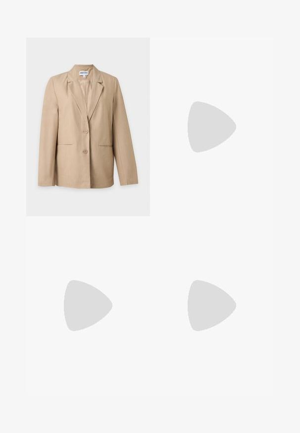 Blazer beige pour femme avec deux boutons, revers crantés et poches passepoilées à l'avant, présenté sur un fond blanc uni.; Pull en laine beige à manches longues avec col rond et poignets et ourlet côtelés, présenté sur fond blanc.; Pantalon beige taille haute à jambes larges avec plis sur le devant, poches latérales et ceinture ajustée avec passants pour ceinture.; Mocassin en daim marron clair avec un petit talon noir et une large lanière sur le dessus, présenté de profil sur fond blanc.