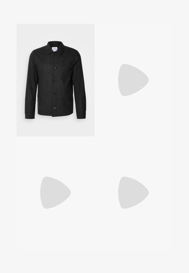 Lindbergh Leichte Jacke - black melange; Schwarzer gestrickter Rundhals-Pullover mit langen Ärmeln, strukturiertem Stoff, gerippten Bündchen und Saum, mit einem kleinen Logo auf der Brust.; Schwarze Jogginghosen mit einem Kordelzugbund, hergestellt aus weichem, elastischem Material. Sie haben einen lockeren Schnitt mit geraden Beinen und keine sichtbaren Taschen.; Schwarze Lederloafer mit runder Zehenform, ausgestattet mit einem gesteppten Design, niedrigem Plattformsohle und einer strukturierten, genoppten Gummisohle.