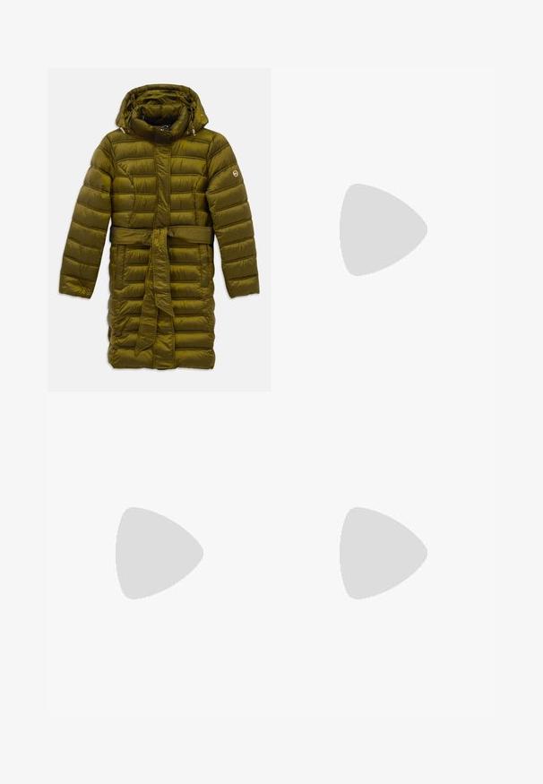 Long manteau matelassé vert olive avec capuche, taille ceinturée, deux poches avant et logo sur la manche gauche, conçu pour temps froid.; T-shirt vert à manches courtes et col rond, avec un petit logo bleu brodé sur la poitrine et une étiquette de marque bleue à l'intérieur du col.; Pantalon cargo vert olive à coupe ample, doté de poches latérales, d'un bouton à l'avant et d'une texture lisse rappelant le coton.; Sandale à talon en cuir marron avec une fine bride à la cheville et un petit talon kitten sur un fond clair uni.