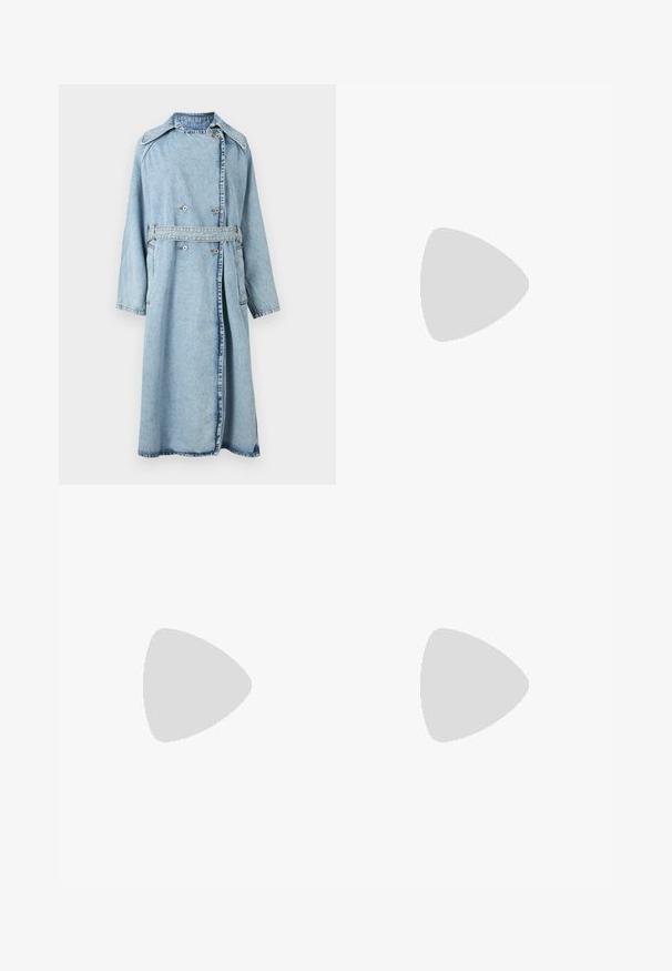 Trench-coat en denim bleu clair avec un devant à double boutonnage, des poches latérales, un large col et une ceinture à la taille ; il présente une coupe décontractée et des manches longues.; Chemise blanche sans manches à col boutonné devant, avec étiquette de la marque Hugo à l’intérieur du col et logo brodé subtil près de l’ourlet.; Mini-jupe en jean bleu clair avec fermeture à boutons sur le devant, passants pour ceinture et ourlet brut.; Mocassin en cuir noir avec couture moc toe, petit talon et design à enfiler sur fond neutre.