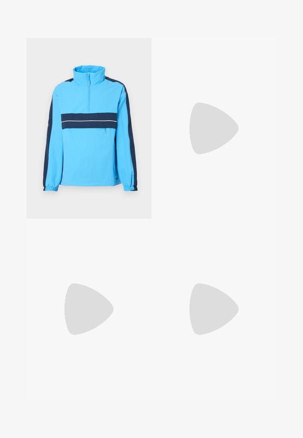 Veste pullover bleue avec col montant, demi-fermeture éclair, panneaux bleu marine et poignets élastiques. Présente une bande horizontale blanche sur la poitrine.; T-shirt bleu marine à manches courtes et col rond, avec logo CK blanc et texte "Calvin Klein" sur le côté gauche de la poitrine.; Jean en denim bleu foncé avec une coupe droite. Comprend une fermeture à bouton et à fermeture éclair, cinq poches et des détails de surpiqure contrastants.; Calvin Klein MOCCASIN - Mocassins de ville - black