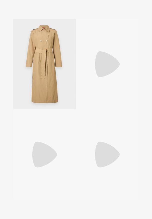 Longue trench-coat beige avec boutons croisés, taille cintrée par une ceinture, épaulettes et col classique sur un fond uni.; T-shirt blanc à manches courtes avec col en V et bordure noire autour de l'encolure, présenté sur un fond blanc uni.; Jean en denim bleu foncé à taille haute, jambes larges, poches plaquées devant et fermeture par bouton à la taille.; Ballerines en cuir noir avec un bout rond, texture lisse, détails de couture minimalistes et design de semelle flexible.