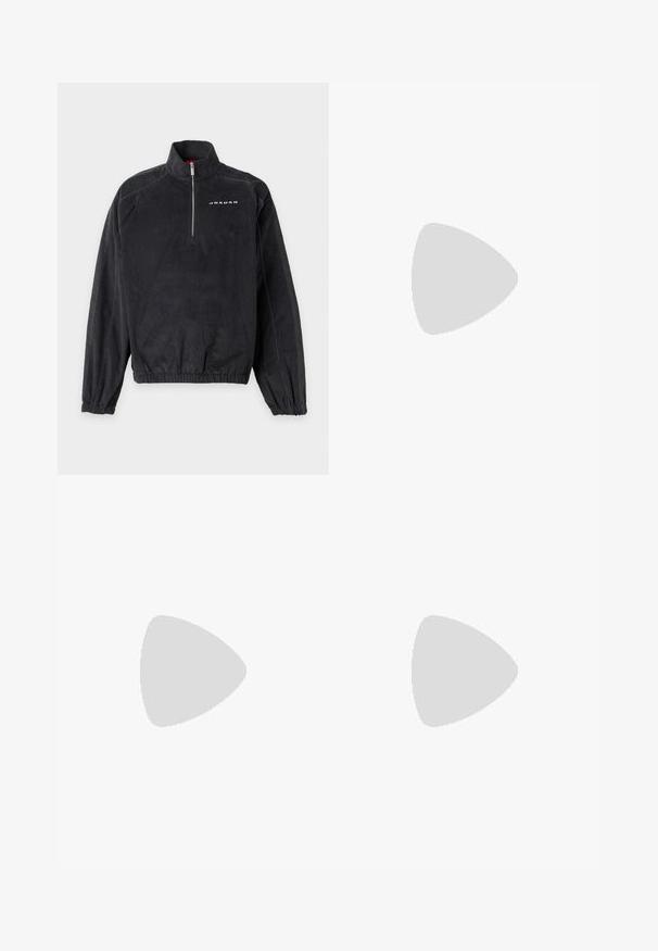 Pull en velours côtelé noir avec une fermeture éclair au quart, des poignets et un ourlet élastiques, et le mot "Jordan" imprimé sur le haut gauche de la poitrine.; T-shirt en coton blanc à manches courtes, col rond, avec le logo Carhartt noir sur la poitrine gauche, texture douce et design basique.; Pantalon noir à jambes larges en tissu léger avec une ceinture élastique et un détail discret de couture incurvée à l'ourlet.; Chaussure de sport noire avec une tige en maille et des accents brillants. Présente un swoosh bleu, un col rembourré et une semelle noire en caoutchouc proéminente avec un amorti visible.