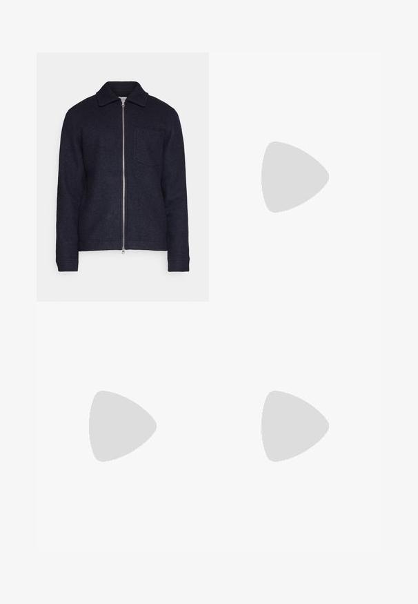 Veste bleu marine foncé en tissu texturé, avec une fermeture éclair à l'avant, un col et une poche sur la poitrine gauche. Manches longues avec poignets.; T-shirt blanc en coton avec une coupe décontractée, des manches courtes et un col en V. Présente deux petits logos noirs imprimés sur le côté gauche.; Pantalons sur mesure de couleur crème avec une coupe droite, fabriqués en tissu texturé. Dotés de passants de ceinture et d'une fermeture à glissière à l'avant.; Baskets en cuir blanc avec des accents beiges, semelle plate en caoutchouc, bout rond et logo contrastant sur le côté et à l'arrière. Design à lacets.