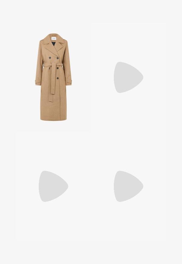Manteau en laine couleur camel à double boutonnage, avec de grands revers et une ceinture à nouer. Présente deux poches avant et des boutons foncés.; Blouse en satin beige à manches longues avec col pointu, poignets boutonnés et légers fronces aux épaules, étalée à plat.; Pantalon beige taille haute à jambes larges avec plis sur le devant, poches latérales et ceinture ajustée avec passants pour ceinture.; Mocassin en cuir marron foncé avec détail à franges et boucle dorée sur semelle noire, vu de côté sur un fond neutre.