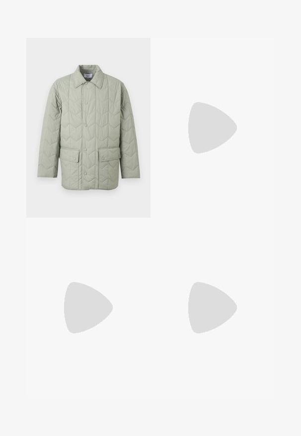 Veste matelassée vert clair avec fermeture à pression, deux poches à rabat avec boutons-pression, et un col pointu.; T-shirt vert clair à manches courtes avec col rond, avec une petite étiquette blanche à l'intérieur du col, sur un fond blanc uni.; Pantalon en velours côtelé gris foncé avec taille élastique et cordon de serrage, coupe droite, sans poches visibles, présenté sur fond blanc.; Baskets décontractées à profil bas avec tige en cuir blanc, accents en daim beige clair, bout rond, lacets blancs et semelle en gomme.