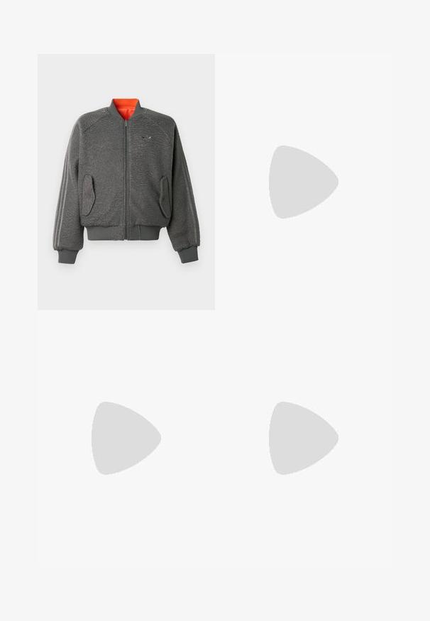 Pelēka teksturēta džemperjaka ar rāvējslēdzēju, ribotām aprocēm un apakšmalu, kabatām ar atloku, smalku Adidas logotipu un oranžu apkakles oderi.; Zaļa īsroku Adidas T-krekls ar apaļu kakla izgriezumu, zelta trefle logo uz krūtīm un baltas svītras ar zaļām malām uz pleciem.; Melnas sporta bikses ar elastīgu jostu, zaļām sānu svītrām un sarkanu izšūtu logotipu abās pusēs. Gluds, viegls materiāls.; Melni Adidas sporta apavi ar baltām svītrām, zilām auklām un gumijas zolīti, kas peld virs pelēka betona pakāpiena maigā gaismā.