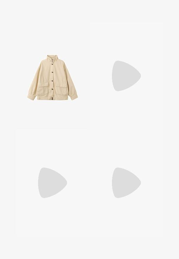 Veste beige à boutons avec col montant, manches longues et deux grandes poches devant à rabat.; T-shirt blanc uni à manches courtes et col rond, avec un ourlet droit, présenté sur un fond blanc.; Jean en denim bleu à jambes larges avec détails clous argentés le long des coutures extérieures et des poches avant, taille haute avec passants pour ceinture et fermeture par bouton.; Chausson beige à enfiler avec extérieur en suède doux, doublure en fourrure blanche moelleuse et semelle en caoutchouc avec bande de traction, montré en profil latéral.