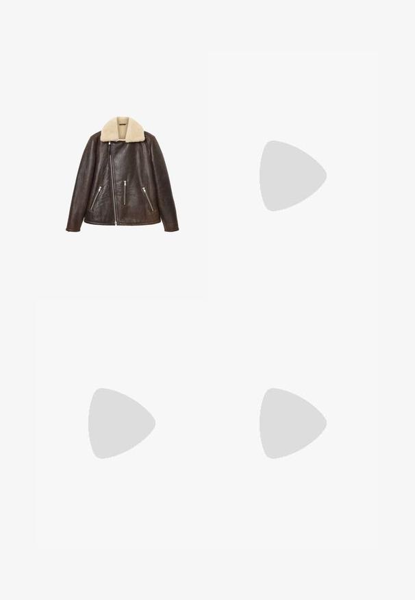 Chaqueta de cuero marrón oscuro con cuello de shearling color blanco roto y cremallera frontal asimétrica, con tres bolsillos con cremallera en la parte delantera.; Suéter gris de cuello redondo fabricado en un suave tejido de punto. Presenta mangas largas y puños y dobladillo acanalados. Diseño minimalista sin logotipos visibles.; Vaqueros de mezclilla gris con corte recto, con cinco bolsillos, cremallera y sutiles arrugas en la parte delantera. Dobladillo cosido y detalle del logo de la marca.; Mocasín de cuero negro para hombre con empeine grabado en relieve de cocodrilo y tacón bajo, mostrado de perfil sobre un fondo neutro.