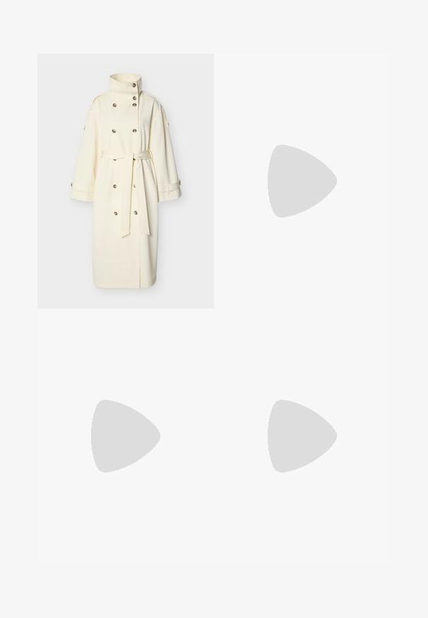 Trench-coat long écru avec col haut, boutons croisés, manches larges et ceinture nouée à la taille.; Robe pull longue en tricot côtelé beige à manches longues, avec une taille cintrée et un col rond sur fond blanc.; Botte haute en cuir noir avec couture inclinée, bout pointu et talon épais de taille moyenne sur fond blanc.; Petit sac à main noir brillant avec deux longues anses et des détails à cordon sur les côtés sur un fond clair uni.