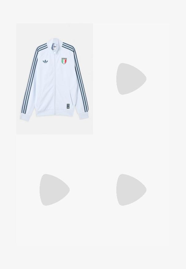 Λευκό μπουφάν Adidas με φερμουάρ και σκούρες μπλε ρίγες στα μανίκια, έμβλημα Ιταλίας στο στήθος και λογότυπο Adidas στο μπροστινό μέρος και στο κάτω άκρο.; Λευκό μπλουζάκι Adidas με μπλε λεπτομέρειες, κοντά μανίκια και στρογγυλή λαιμόκοψη. Φέρει το λογότυπο Adidas σε μπλε χρώμα στο μπροστινό μέρος και τρεις ρίγες στους ώμους.; Ναυτικό μπλε αθλητικό παντελόνι με ελαστική μέση, λευκές ρίγες στο πλάι και κεντητό λογότυπο στο αριστερό μηρό. Λείο ύφασμα.; Μπλε sneaker Adidas Spezial με λευκές ρίγες και κορδόνια, λαστιχένια σόλα, αιωρείται πάνω από τραχιά επιφάνεια σκυροδέματος και σκαλοπάτια στο φόντο.