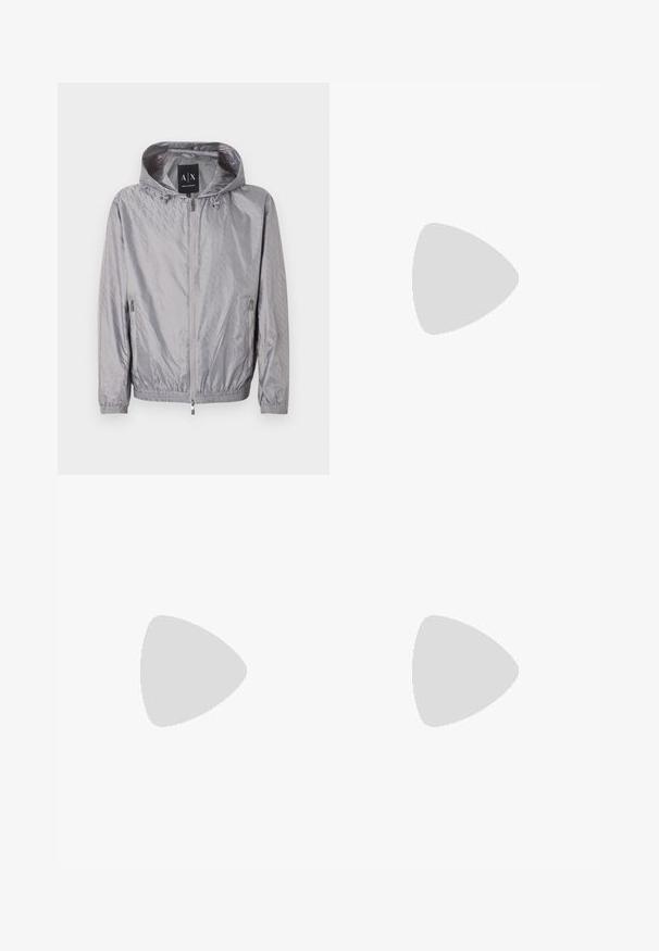 Veste à capuche zippée gris clair avec un motif en relief subtil, deux poches latérales zippées, des poignets élastiques, et une étiquette Armani Exchange à l'intérieur du col.; Pull noir texturé à manches longues avec col rond, poignets et ourlet côtelés sur fond gris clair.; Pantalon droit noir pour homme avec passants de ceinture, fermeture à boutons et poches avant, présenté sur un fond blanc.; Baskets en cuir verni noir avec un bout arrondi, un laçage, une semelle en caoutchouc texturé et une finition lisse.