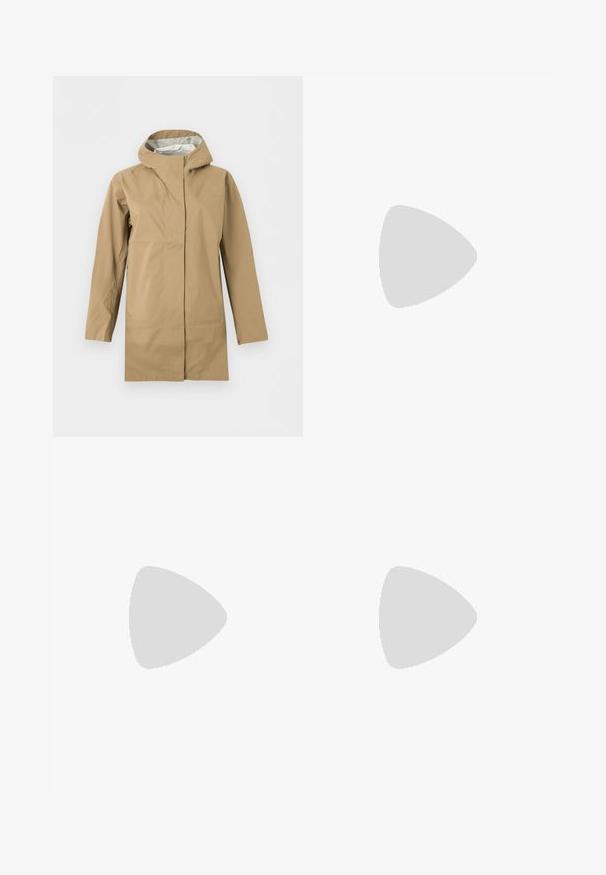 Imperméable long beige avec capuche, fermeture éclair frontale recouverte d'un rabat, et manches longues, présenté sur un fond blanc.; T-shirt blanc à manches longues avec col rond et petit logo noir The North Face sur le côté gauche de la poitrine.; Pantalon beige taille haute à jambes larges avec poches plaquées à l'avant, passants pour ceinture et fermeture à boutons. Tissu simple et durable avec coutures visibles.; Baskets en daim noir avec trois bandes blanches, semelle en caoutchouc beige, et un petit logo doré sur le côté. Dotées d'une doublure intérieure noire lisse.