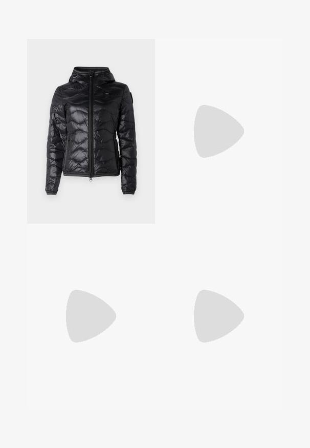 Blauer CAMELIA - Doudoune - nero; T-shirt gris unisexe à manches longues et col rond, avec une texture de tissu légèrement délavée, présenté sur un fond blanc.; Jupe en denim bleu clair avec une fente avant, cinq poches et une fermeture à bouton. Présente une coupe droite classique et un ourlet effiloché.; Mocassin noir en cuir avec une forme effilée, texture lisse et une sangle décorative à travers le dessus. Semelle plate sans matériel visible.