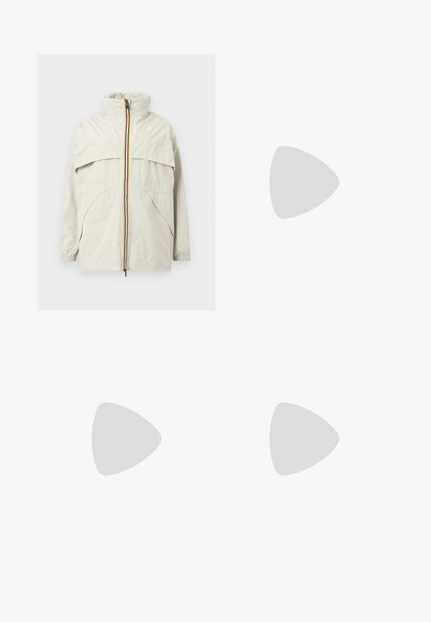 Veste coupe-vent beige clair avec col haut, fermeture éclair rayée noire, jaune et blanche, poches avant inclinées, et poignets élastiques.; Polo beige à manches longues avec des rayures blanches horizontales et deux boutons sur le col.; Jeans en denim bleu foncé avec une coupe droite, dotés d'une taille haute, d'un style à cinq poches et de coutures contrastantes. Sans embellissements.; Baskets couleur crème avec une tige en daim et tissu, un bout arrondi, et une semelle en caoutchouc avec un détail accent beige. Fermeture à lacets.
