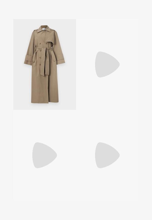 Long manteau trench beige avec boutons croisés, ceinture à la taille, larges poignets et épaulettes sur un fond uni.; Chemise noire à manches longues avec boutons, col pointu et ourlet légèrement arrondi, présentée sur un fond gris clair uni.; Jean taille haute à jambes droites de couleur marron clair avec bouton frontal, fermeture éclair, passants de ceinture et design à cinq poches.; Chaussure plate en cuir noire à bout pointu avec petit talon, vue de profil sur fond blanc.