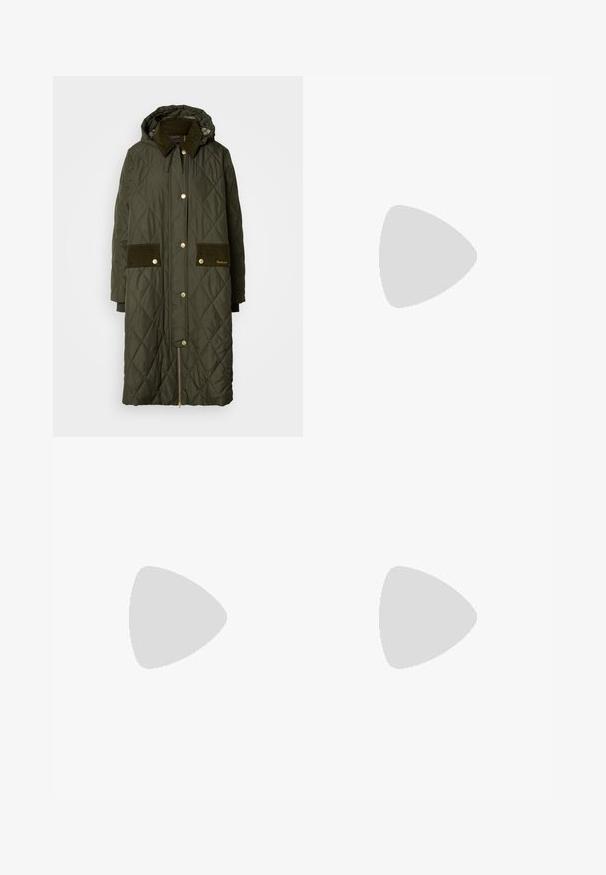 Gequiltede lange jas in donkergroen met een capuchon, corduroy kraag, gouden hardware, twee corduroy zakken en een zijrits.; Witte blouse met lange mouwen, knopen, een button-down kraag en een klein geborduurd logo van een polo-speler op de borst.; Bruine geruite broeken met een slim fit, voorzien van plooien, een knoopsluiting en manchetachtige zomen. Textuurstof met oranje accenten.; Hoge bruine leren laarzen met een gladde afwerking, voorzien van een zijkantgesp en een gestapelde hak. De schacht heeft een strakke, ongecompliceerde uitstraling.