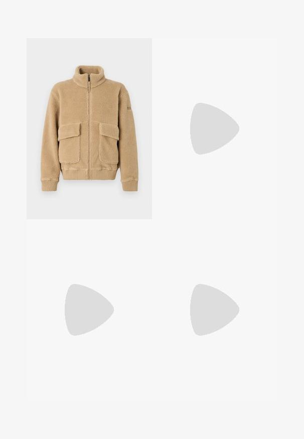 Veste en polaire beige avec col montant, fermeture éclair à l'avant, deux grandes poches à rabat et poignets et ourlet côtelés. Texture douce avec une apparence chaleureuse.; T-shirt à manches longues avec un col ras du cou, arborant des rayures horizontales noires et marron, présenté sur un fond clair uni.; Pantalons en coton marron avec une coupe droite, dotés d'une fermeture à bouton, de passants de ceinture et de détails de couture minimalistes.; Chaussure habillée en cuir marron avec un bout arrondi, des accents de couture minimum, et une semelle noire robuste. Présente un système de laçage et une texture lisse.