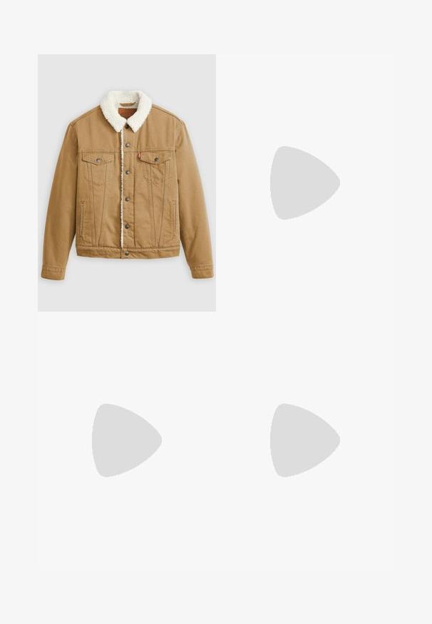 Tan denimjacket met een witte sherpa-kraag, twee borstzakken, zijzakken en metalen knopen. Heeft verticale stikseldetails.; Geruite overhemdjas met lange mouwen in beige en donkerblauw met twee klepzakken aan de voorkant en witte drukknopen in het midden.; Donkerblauwe denim jeans met een recht-uitlopende pasvorm, voorzien van een knoopsluiting, vijf zakken en subtiele stikseldetails.; Bruine leren wandelschoen met een gladde afwerking, gevoerde enkel, metalen oogjes en een rubberen zool met een robuust profiel.