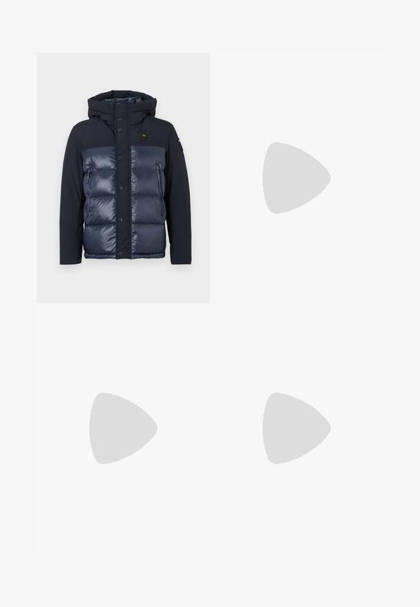 Veste rembourrée marine avec capuche. Elle présente une finition matelassée, une fermeture à boutons et une poche zippée sur le côté. Fabriquée en tissu brillant et mat.; Pull en maille bleu ciel à manches longues avec demi-fermeture éclair et tirette en anneau, poignets et ourlet côtelés, et logo brodé discret sur la poitrine gauche.; Jean droit en denim bleu clair avec taille haute, cinq poches, fermeture à boutons et léger délavage sur les cuisses et les genoux.; Bottine en cuir noir avec des panneaux latéraux élastiques, bout rond et tirette. Texture lisse, semelle plate, design minimaliste.