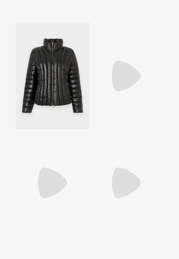 Doudoune noire en matériau brillant, dotée d'un col haut, d'une fermeture éclair sur le devant et d'un motif matelassé horizontal.; T-shirt noir à manches courtes en coton avec un col rond, arborant un logo discret sur la poitrine. Texture lisse, coupe ajustée.; Pantalon noir à jambes larges avec une taille ajustée, réalisé dans un tissu lisse. Comprend des poches latérales discrètes et des accents matériels minimalistes.; Ballerine en cuir noir avec une texture lisse, bout arrondi et décoration subtile à l'avant. Talon plat et bas.
