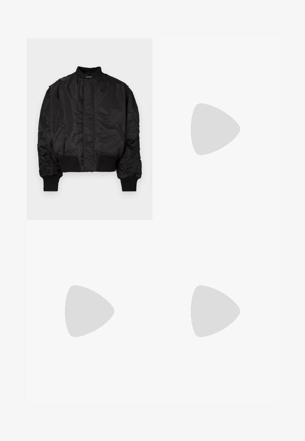Veste bomber noire avec col montant, manches bouffantes, poignets et taille côtelés, et finition satinée lisse. Dispose de poches latérales.; Hoodie noir avec une poche kangourou, des poignets et un ourlet côtelés, arborant "DROPSIZE" brodé en blanc sur le haut de la poitrine. Coupe standard.; Pantalons cargo noirs en tissu léger, dotés d'une taille élastique, d'un cordon de serrage et de plusieurs poches latérales avec des poignets fuselés.; Baskets noires épaisses avec semelle à crampons épais flottant au-dessus d'un trottoir gris, sur un fond bleu clair et gris flou.