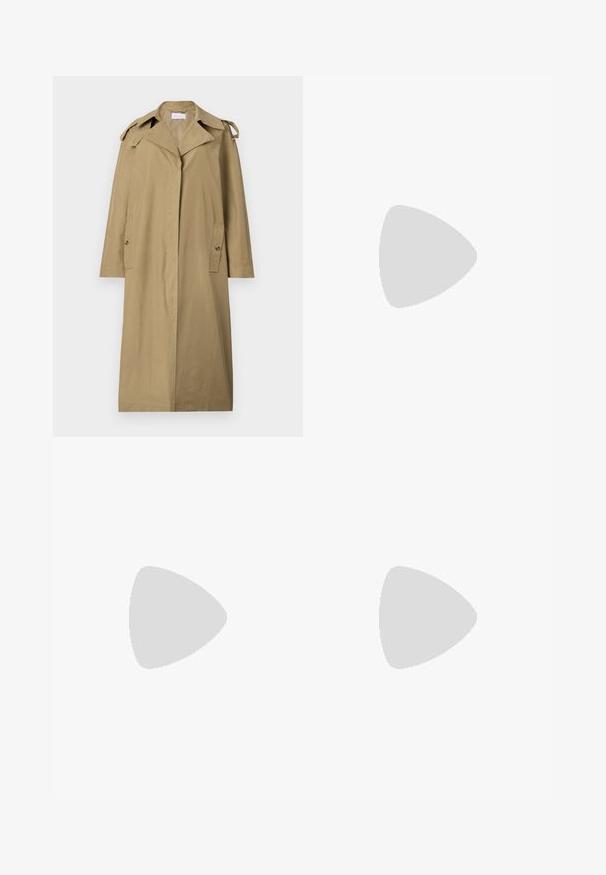 Lichtbruine trenchcoat van een katoenmix. Beschikt over een geknipt kraag, schuine zakken en schouderbanden, met een ontwerp tot op de knie.; Zwarte crewneck trui met wit en rood Tommy Jeans-logo op de voorkant, geribbelde manchetten en zoom, en witte afwerking op de kraag, manchetten en zoom.; Donkerblauwe denim jeans met een losse pasvorm, voorzien van een hoge taille, oranje stiksels, klassiek ontwerp met vijf zakken en een knoopsluiting.; Zwarte leren enkellaars met blokhak, elastieken zijpaneel, trekband en een klein gouden logo aan de bovenkant.