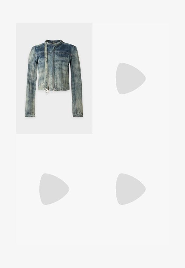 Veste en denim bleu délavé à manches longues, fermeture éclair devant et ceinture attachée autour du cou, sur un fond uni.; Haut caraco noir côtelé avec fines bretelles et petit logo métallique au centre. Le tissu semble extensible et près du corps.; Jean évasé bleu en denim, présentant une finition délavée, deux poches avant, deux poches arrière, et une fermeture à double bouton à la taille.; Chaussure slingback à talon kitten en cuir verni noir avec bout pointu et talon bas incurvé sur fond clair uni.