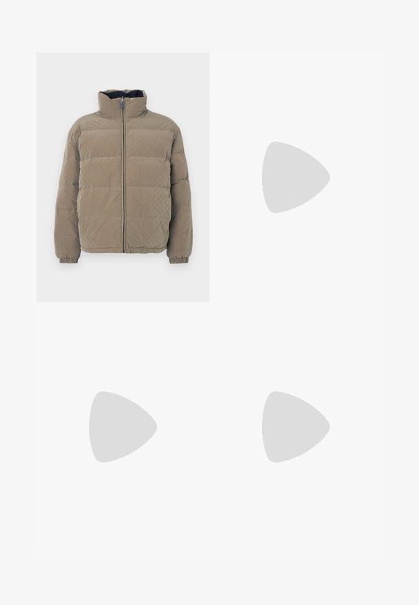 Μπουφάν τύπου puffer σε ελιά πράσινο, με ψηλό γιακά, φερμουάρ μπροστά, ελαστικές μανσέτες και υφή με διακοσμητικό μοτίβο ρόμβων σε όλη την επιφάνεια.; Λευκό πόλο με κοντό μανίκι, γιακά, τρεις κουμπότρυπες και μικρό γκρι λογότυπο Calvin Klein στην αριστερή πλευρά του στήθους.; Μαύρα τζιν παντελόνια με ίσια γραμμή, ξεθωριασμένο φινίρισμα, σχεδίαση πέντε τσεπών και μεταλλικό κούμπωμα. Διαθέτει ελαφριά γαρίδα.; Μαύρο δερμάτινο παπούτσι με χαμηλό τακούνι και διακριτικό λογότυπο Calvin Klein στο πλάι, παρουσιασμένο σε προφίλ σε λευκό φόντο.