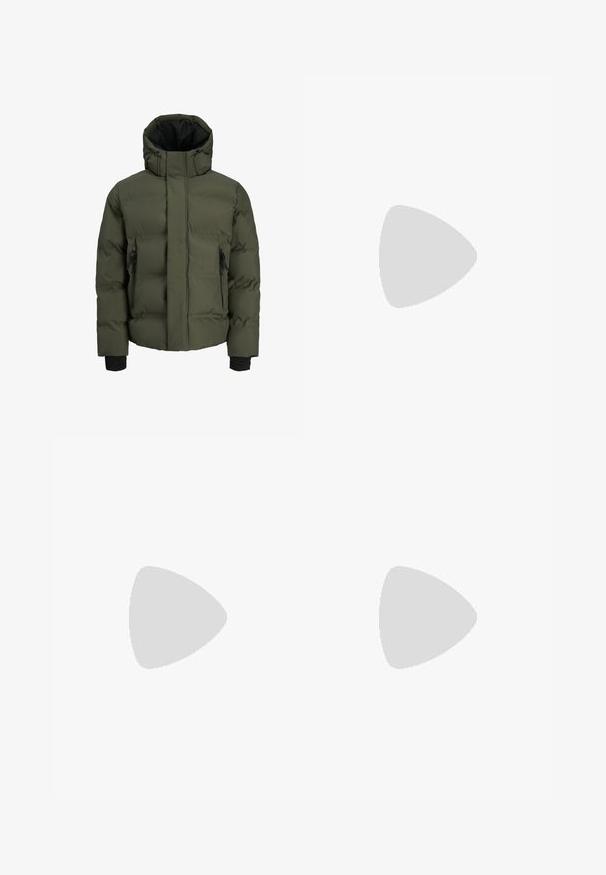 Veste d'hiver matelassée vert olive avec col montant, capuche ajustable, poches zippées noires et poignets noirs côtelés.; T-shirt bleu marine à manches courtes et col rond, coupe décontractée, présenté sur un fond gris clair.; Jean en denim bleu clair avec une coupe droite, doté d'une braguette zippée, de cinq poches et d'une texture subtilement délavée. Taille mi-haute.; Baskets en cuir blanc avec une surface lisse, bout rond et lacets plats blancs. Présentent une semelle en caoutchouc texturée et des éléments de design minimalistes.