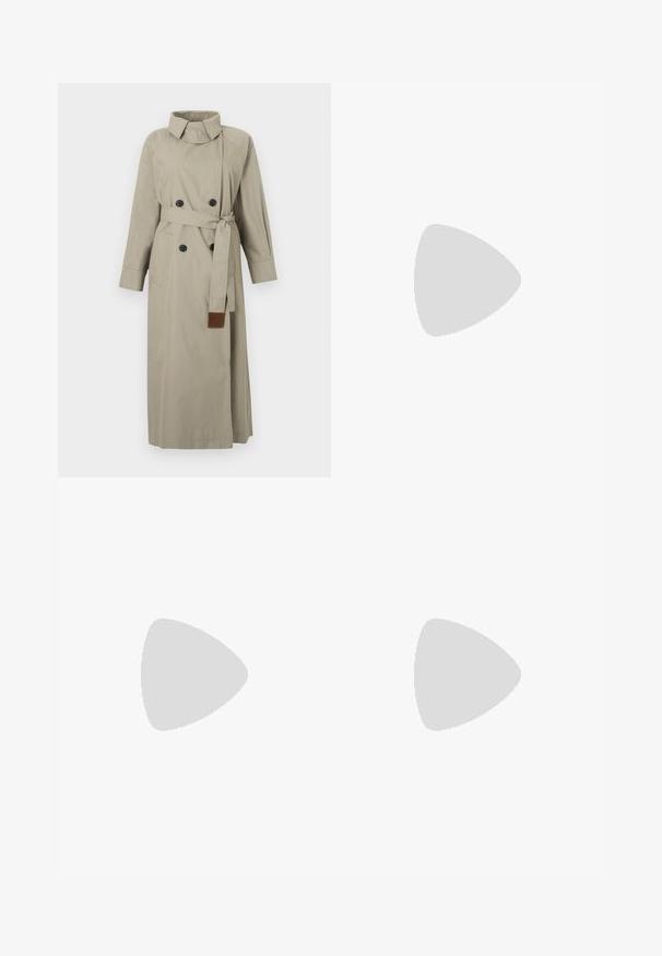 Trench-coat long beige avec boutons noirs double boutonnage, taille ceinturée avec embout en cuir, poches latérales et col montant.; T-shirt en coton gris clair à manches courtes et col rond avec une étiquette noire visible à l'intérieur du col indiquant "DENIM" et la taille "S."; Jean en denim bleu à jambes larges avec cinq poches, fermeture à boutons et passants pour ceinture, posé à plat sur fond blanc.; Filippa K REY FLATS - Ballerines - bright red