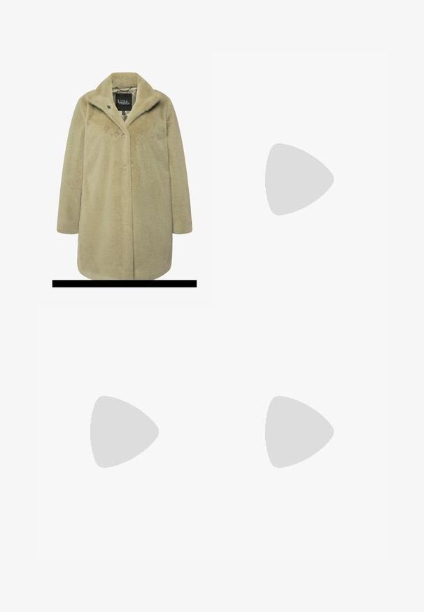 Beige nepbontjas met een geknipt kraag, enkele knoopsluiting, lange mouwen en een zachte, gestructureerde stof. Voering zichtbaar aan de binnenkant.; Beige gebreide jurk met een V-hals en kraag, lange mouwen en geribde manchetten. Zachte textuur met een licht gestructureerd patroon over het geheel.; Beige hoge hak met enkelbandje zwevend voor een metalen tijdschriftenrek op een reflecterende vloer.; MICHAEL Michael Kors QUINN SM EW TOTE XBODY - Handtas - vanilla/acrn