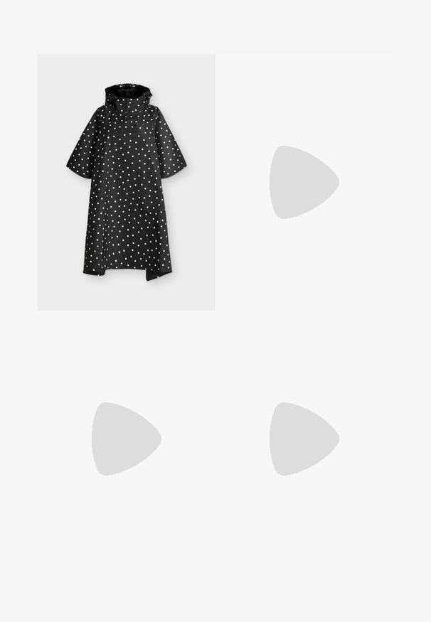 Poncho imperméable noir à pois blancs, manches larges mi-longues, capuche et rabat de poche poitrine à l'avant.; Haut à manches longues avec des rayures verticales bleu marine sur fond blanc, doté d'un col bateau et d'une silhouette ajustée. Confectionné dans un tissu doux.; Pantalons évasés gris foncé avec une texture lisse, dotés d'une taille ajustée et de coutures frontales pour une apparence sur mesure.; Ballerines en cuir noir avec un bout arrondi, une semelle plate et une fine sangle ajustable sur le cou-de-pied avec une boucle en métal.