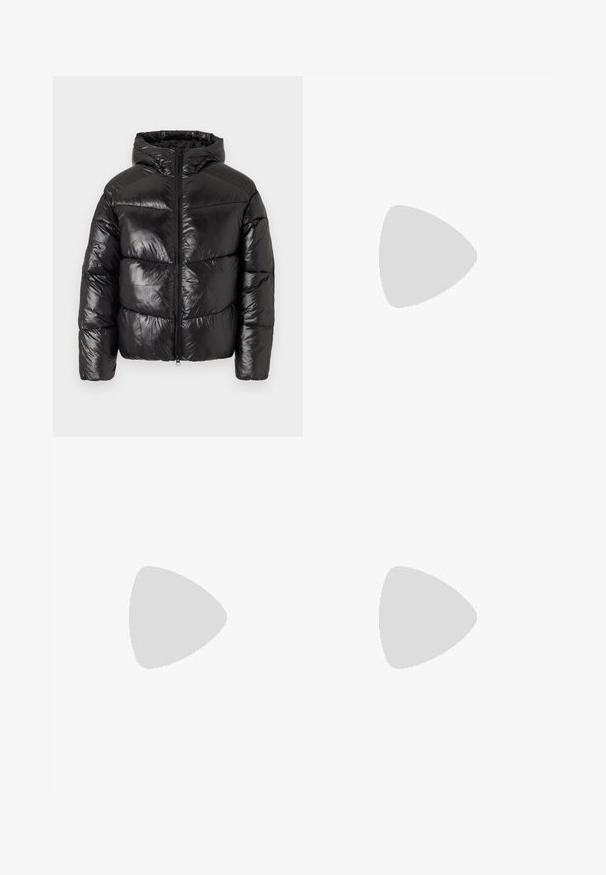Veste matelassée noire avec une finition brillante, fermeture éclair sur le devant, capuche et design matelassé comportant des sections horizontales distinctes.; Pier One by Zalando Sweatshirt - black; Pantalon de survêtement noir avec un design à jambe droite, taille élastique avec un cordon de serrage, sans motifs ni accents visibles.; Baskets basses noires avec fermeture à lacets à l'avant et semelle en caoutchouc plate, vues de profil sur fond blanc.