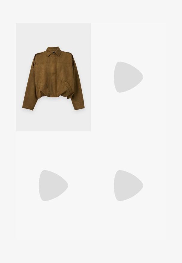 Veste courte en daim marron avec manches longues, fermeture boutonnée cachée sur le devant, deux poches inclinées et col pointu.; Chemise en denim bleu clair avec un col pointu, une patte de boutonnage à l'avant et des manches longues bouffantes. Texture lisse avec un ourlet arrondi.; Jean en denim bleu taille haute avec jambes larges et délavé sur les cuisses, doté de poches avant et d'une fermeture à bouton en cuivre.; Jambes portant des leggings côtelés foncés associés à des ballerines noires avec de petits détails en nœud sur fond blanc.