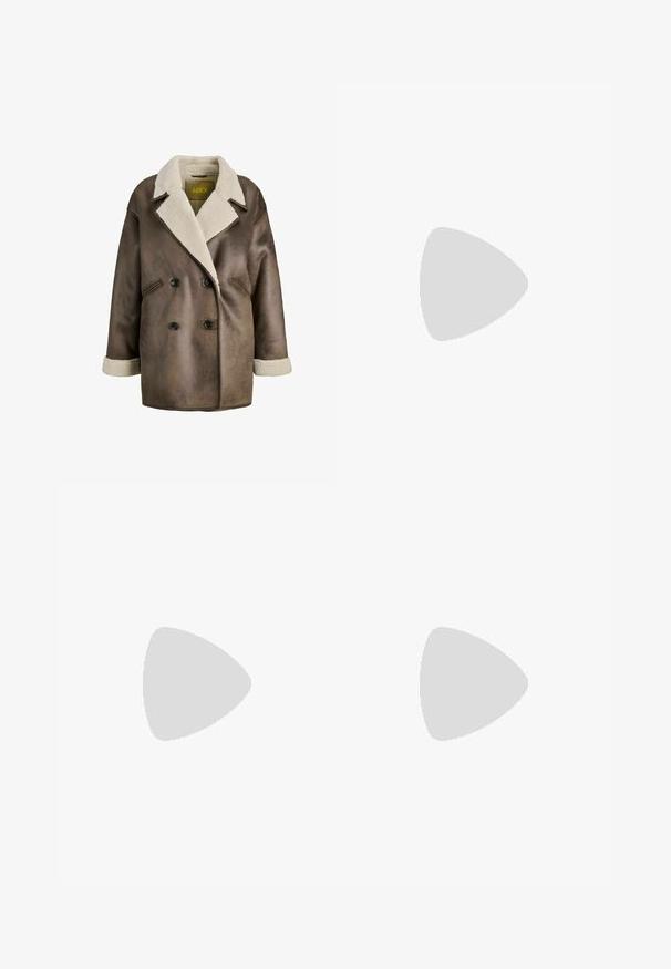 Abrigo de imitación cuero marrón con botones de doble pecho, gran cuello forrado con piel de oveja crema y mangas anchas con detalles de piel de oveja.; Camiseta blanca de manga corta hecha de algodón liso, con escote redondo y forma ajustada. Diseño clásico, sin estampados ni adornos.; Vaqueros azul oscuro de corte ancho con bolsillos delanteros, trabillas para cinturón y cierre de botón, mostrados extendidos sobre un fondo claro.; Botas de tobillo de ante marrón con punta redonda, forro suave y suela de goma, con detalles de costura visibles a lo largo de las costuras.
