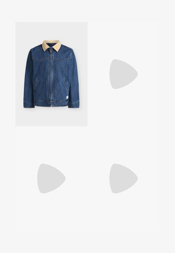 Μπλε τζιν μπουφάν με μπεζ γιακά από κοτλέ, κλείσιμο με φερμουάρ μπροστά, δύο πλάγιες τσέπες και αντίθετη ραφή σε λευκό φόντο.; Ανοιχτό μπλε μακρυμάνικο πλεκτό πουλόβερ με στρογγυλή λαιμόκοψη και υφασμένο μοτίβο, εμφανιζόμενο σε ένα απλό λευκό φόντο.; Ανοιχτό καφέ παντελόνι με ίσια γραμμή, εμπρόσθιες πιέτες, θηλιές για ζώνη και κούμπωμα με κουμπί στη μέση, σε απλό φόντο.; Καφέ δερμάτινο παπούτσι με στρογγυλή μύτη, ελάχιστες ραφές και ανθεκτική μαύρη σόλα. Διαθέτει κούμπωμα με κορδόνια και λεία υφή.
