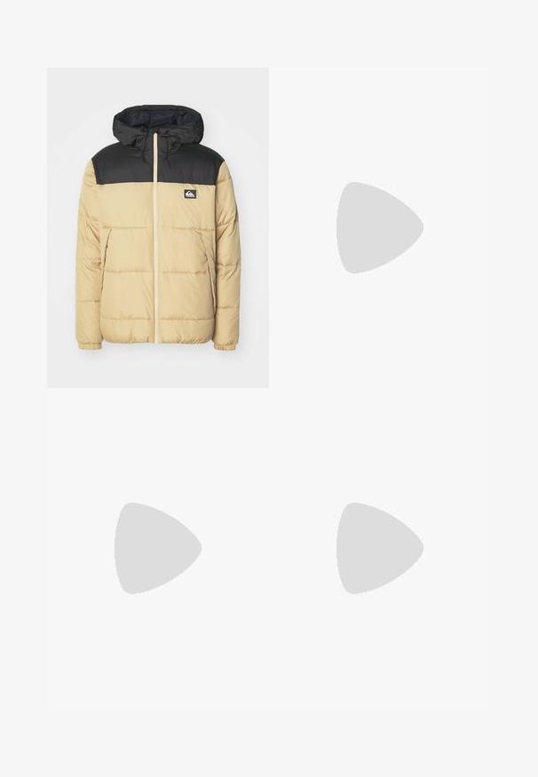 Veste rembourrée avec un corps beige et des épaules noires. Comprend une capuche, une fermeture éclair à l'avant et des poches latérales. Texture douce et motif cousu.; Sweatshirt gris en tissu doux. Comprend des poignets et un ourlet côtelés, un col rond, et un petit logo vert sur la manche gauche.; Pantalons larges beiges en coton avec une fermeture à bouton à l'avant, des passants de ceinture et des poches latérales. Texture lisse avec des détails de coutures visibles.; Chaussure de running Nike beige et blanche avec panneaux en mesh et swoosh noir, flottant au-dessus d'un rebord en béton avec des escaliers flous en arrière-plan.