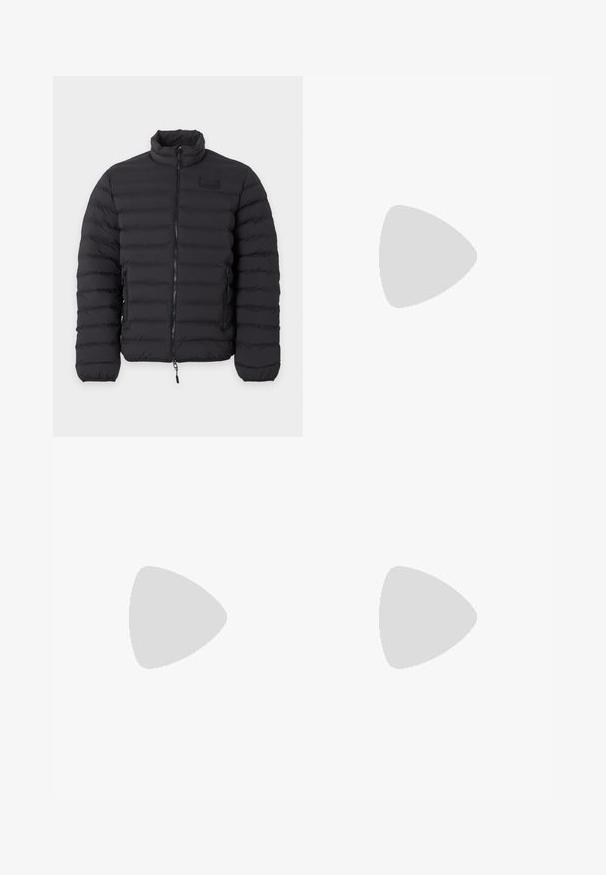 Veste matelassée noire avec fermeture éclair intégrale à l'avant, col montant, poches latérales zippées et poignets élastiques.; T-shirt noir à manches courtes avec le texte blanc en gras "KARL LAGERFELD" et un petit graphique en silhouette intégré dans la lettre K sur la poitrine.; Jean en denim bleu foncé avec légère décoloration aux cuisses, cinq poches, fermeture par bouton et fermeture éclair, coupe droite et coutures orange visibles.; Mocassin en cuir noir avec un bout arrondi, des coutures subtiles et un talon bas, présentant une texture lisse et un design minimaliste.