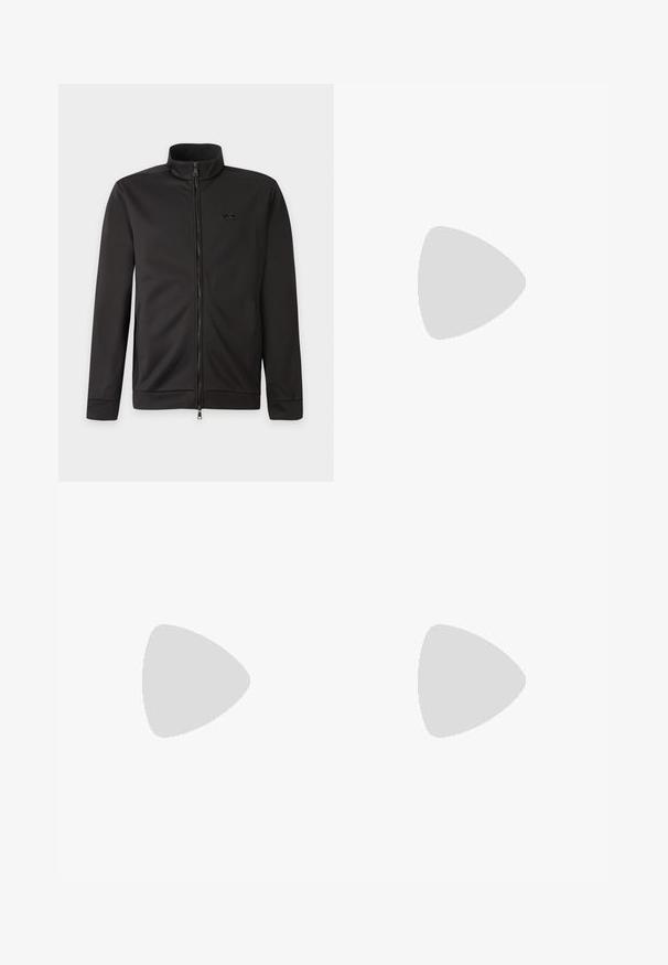 Veste noire zippée intégralement avec col montant, manches longues, poches latérales et petit logo sur la poitrine gauche.; T-shirt noir à manches courtes avec col rond et texte blanc "EA7 Emporio Armani" près de l'encolure, avec une petite étiquette logo sur l'ourlet latéral.; Jean bleu clair coupe droite avec des détails subtils délavés et usés sur l'avant des cuisses, style classique cinq poches, fermeture par bouton.; Chaussure de sport en cuir noir avec une finition lisse, bout arrondi, panneau latéral texturé et lacets noirs. Présente une semelle en caoutchouc plate et un design minimaliste.